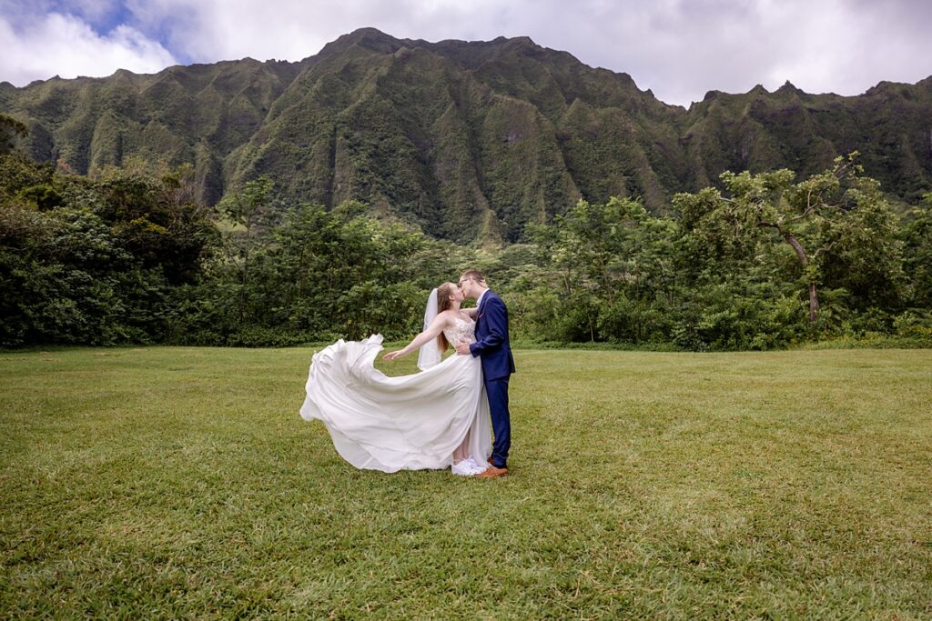 bride and groom eloping at the botanical gardens in Hawaii