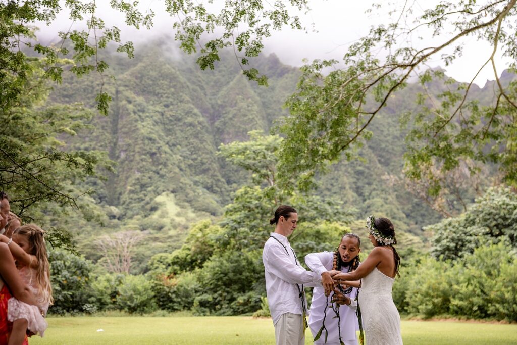 bride and groom eloping at the botanical gardens in Hawaii