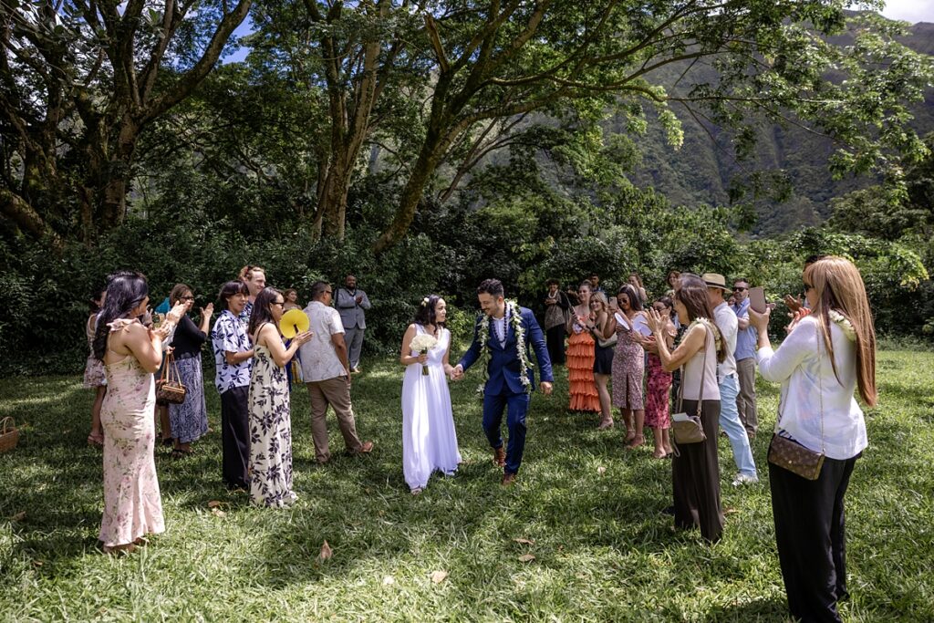 bride and groom eloping at the botanical gardens in Hawaii