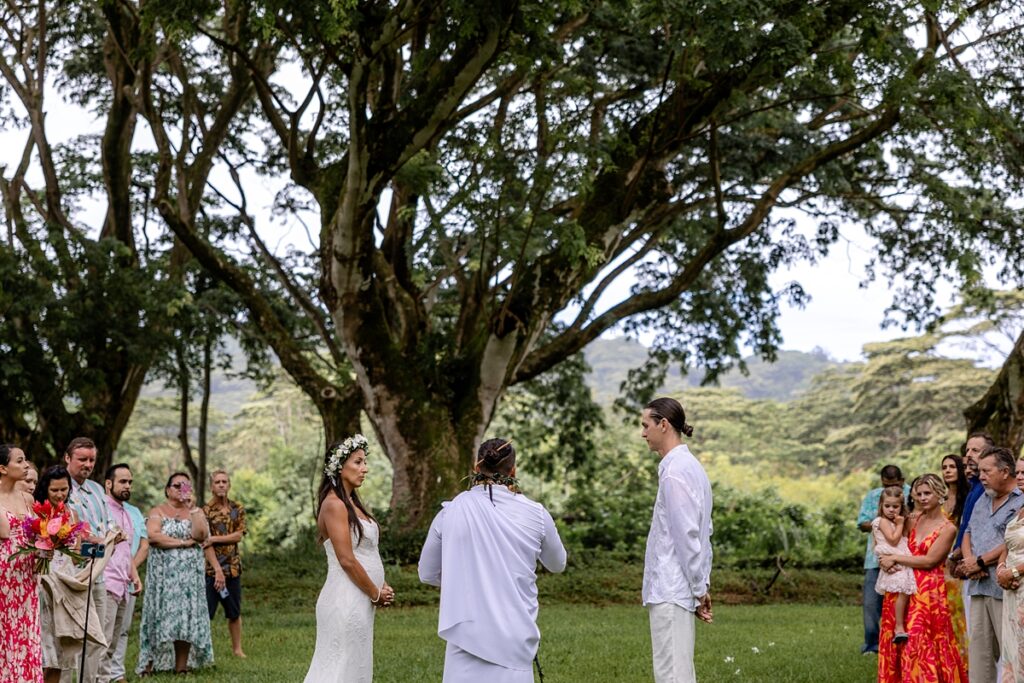 bride and groom eloping at the botanical gardens in Hawaii